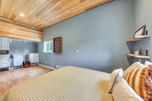 House (3 Bedrooms) | Interior - Rustic & Modern Home w/ Forest Views in Newport! (Newport)