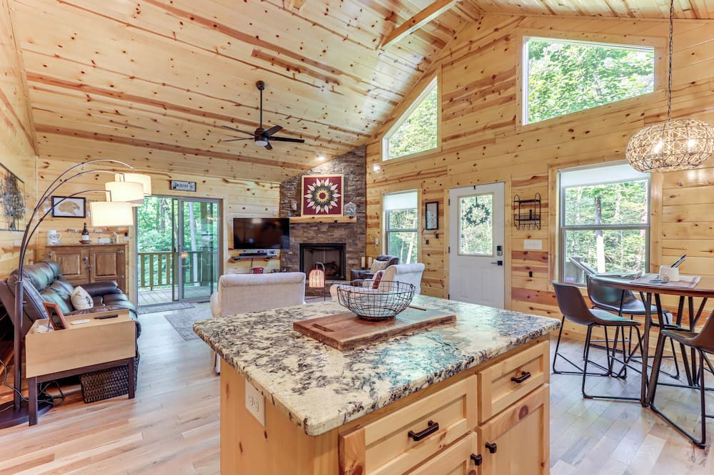10 Mi to Main St Murphy: Cabin w/ Covered Deck! - Shoal Creek, NC