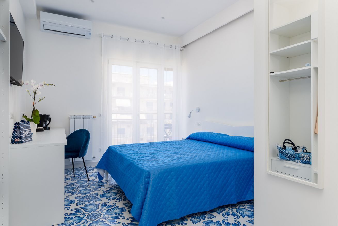 1 soverom, skrivebord, wi-fi (inkludert) og sengetøy