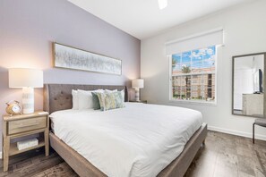 3 chambres, bureau, fer et planche à repasser, lit de bébé portatif