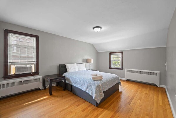 2 habitaciones, escritorio y tabla de planchar con plancha 