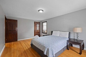 2 Schlafzimmer, Schreibtisch, Bügeleisen/Bügelbrett, Reisekinderbett