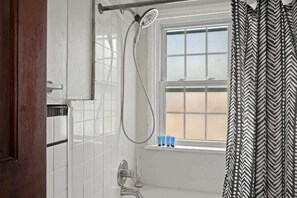 Dusche, Haartrockner, Handtücher, Shampoo