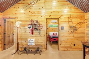 2 bedrooms, WiFi, bed sheets - Colorado Cabin Vibes + Firepit & Pickleball Fun (Wimberley)