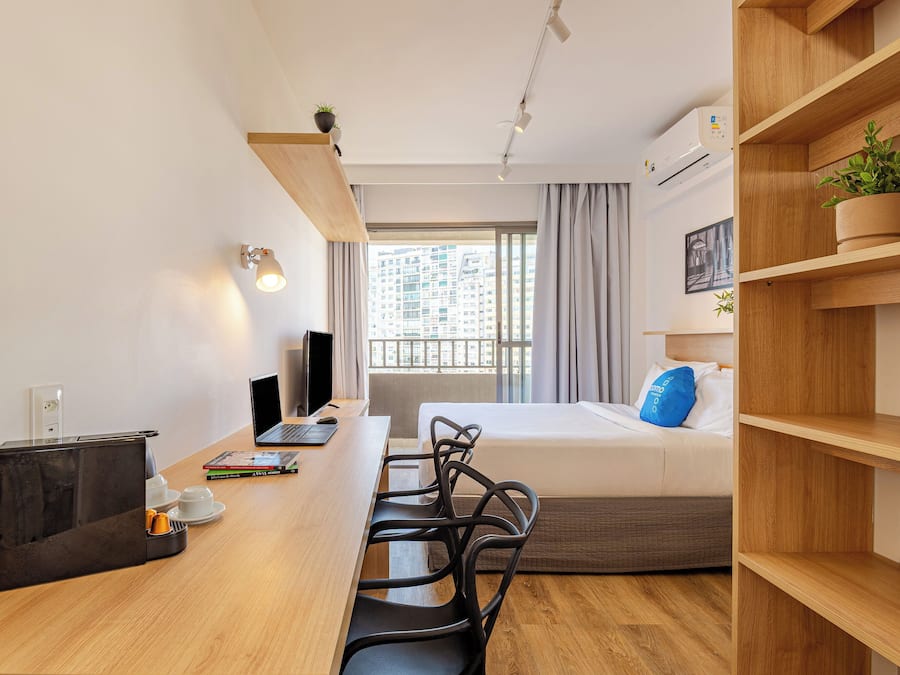 Studio – premium, 1 dobbeltseng, byutsikt | Safe på rommet, skrivebord for bærbar PC og blendingsgardiner