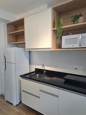 Refrigerador, microondas, placa de cocina, cafetera expreso