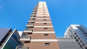 Un edificio alto con varios balcones y un letrero que dice "Parque Augusta Studios 87".