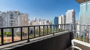 Un edificio alto con un balcón que da a una vista panorámica de la ciudad.