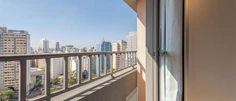 Estudio, vistas a la ciudad | Patio hawaiano