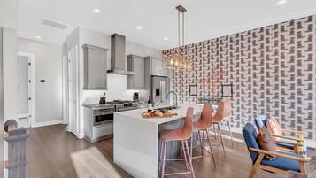 House | 4 bedrooms, desk, Internet