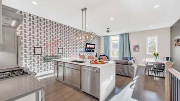 House | 4 bedrooms, desk, Internet