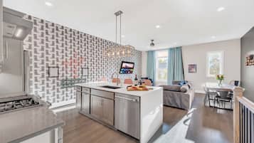 House | 4 bedrooms, desk, Internet