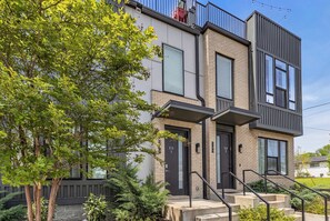4 bedrooms, desk, Internet - Brand New City Views Karaoke Room Near Downtown (Nashville)