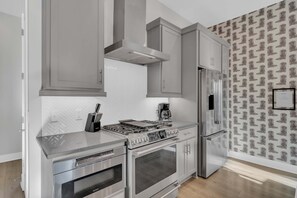 House | 4 bedrooms, desk, Internet