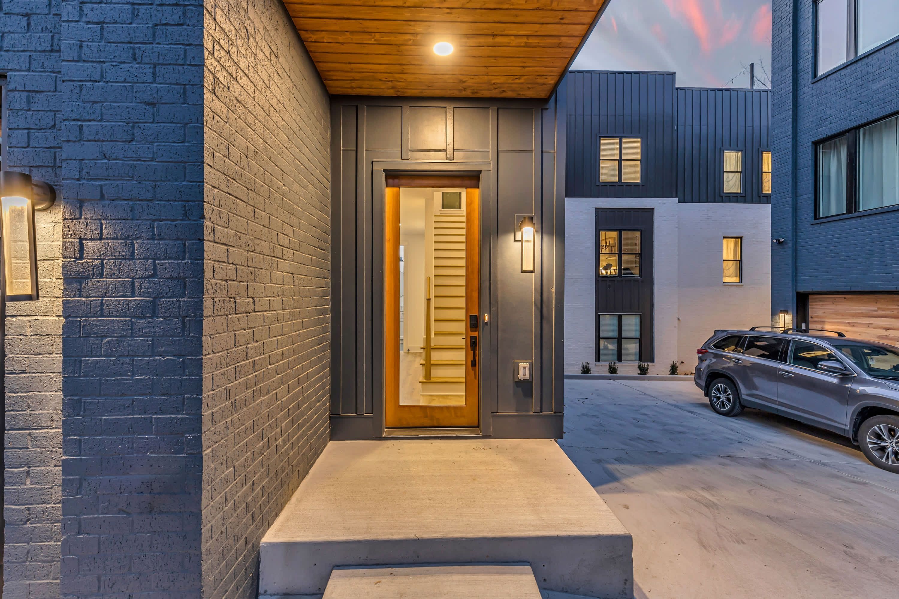 4 عدّة غرف نوم ومكتب وخدمة الإنترنت