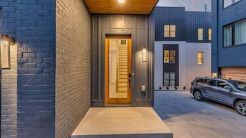 House | 4 bedrooms, desk, Internet