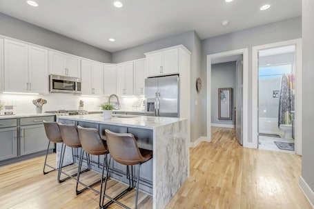 4 habitaciones y acceso a internet . New Rooftop With City Views Game Room DT Nash