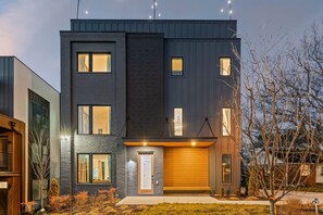 House | 16 bedrooms, Internet - 4 Rooftop Decks 4 Hot Tubs Game Rooms Sauna (Nashville)