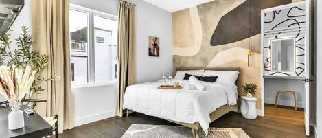 House | 8 bedrooms, desk, Internet