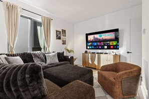 8 bedrooms, Internet - Two Homes Hot Tub Rooftop Deck in Nashville (Nashville)