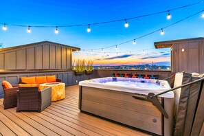 House | 8 bedrooms, Internet - Two Homes Hot Tub Rooftop Deck in Nashville (Nashville)