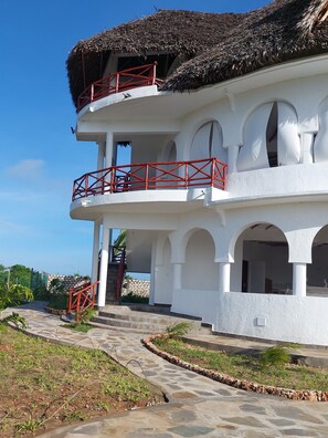 Exterior detail - Stylish - 4 Bedroom Round Villa - With Pool (Malindi)