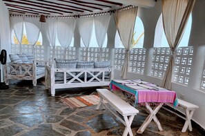 Outdoor dining - Stylish - 4BRM Vacation Rental- Pool- Self Catering (Malindi)