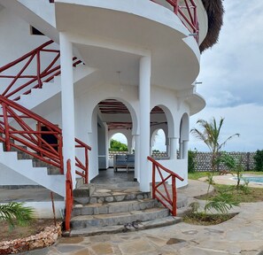 Terrace/patio - Stylish - 4 Bedroom Round Villa - With Pool (Malindi)