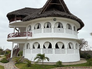 Exterior - Stylish - 4BRM Vacation Rental- Pool- Self Catering (Malindi)