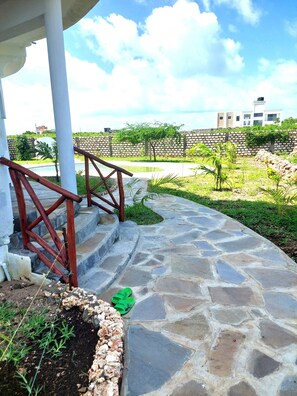 Property grounds - Stylish - 4 Bedroom Round Villa - With Pool (Malindi)