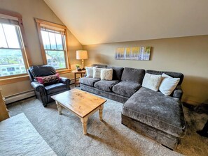 Smart TV, fireplace - Top-Floor River Run Gem, Pool, Hot Tub (Keystone)