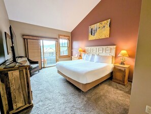 2 bedrooms, iron/ironing board, WiFi, bed sheets - Top-Floor River Run Gem, Pool, Hot Tub (Keystone)