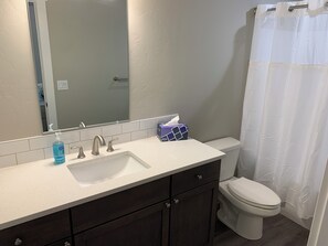 Sèche-cheveux, serviettes fournies, savon, papier toilette