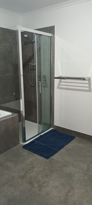 Dusche, Haartrockner, Handtücher, Shampoo