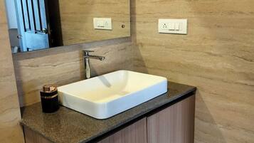 Douche, sèche-cheveux, bidet, serviettes fournies