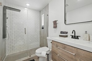 Douche, séchoir à cheveux, serviettes fournies, shampooing