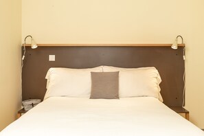 Apartment | 1 bedroom, iron/ironing board - Stylish Apartment for Three Guests (Porto)