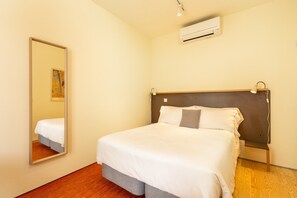 1 habitación y tabla de planchar con plancha