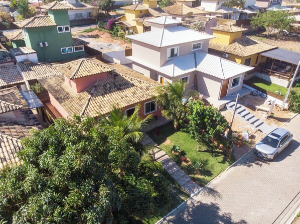 Vista aérea de una zona residencial con casas de techos de teja y una mezcla de estilos arquitectónicos.