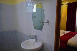 Deluxe-Apartment, Stadtblick | Badezimmer | Dusche, kostenlose Toilettenartikel, Hausschuhe, Handtücher