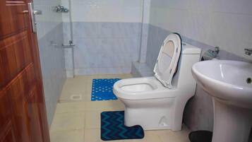 Classic-Apartment, Stadtblick | Badezimmer | Dusche, kostenlose Toilettenartikel, Hausschuhe, Handtücher