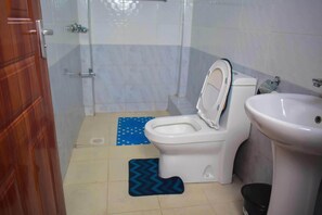 Appartement Classique, vue ville | Salle de bain | Douche, articles de toilette gratuits, chaussons, serviettes fournies