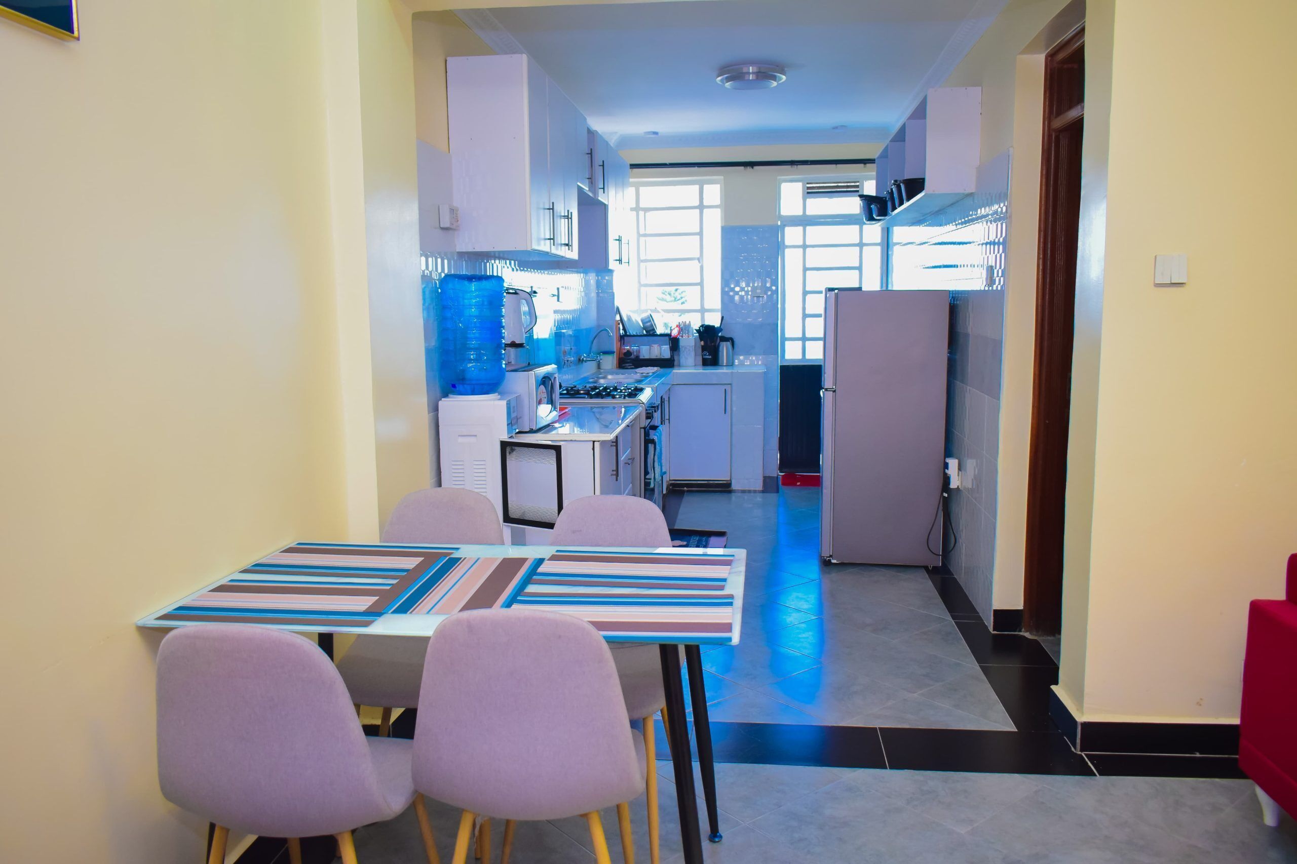 デラックス アパートメント シティビュー | 専用キッチン | 冷蔵庫、電子レンジ、調理器具と食器