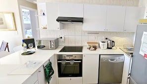 Micro-ondes, four, plaque de cuisson, lave-vaisselle