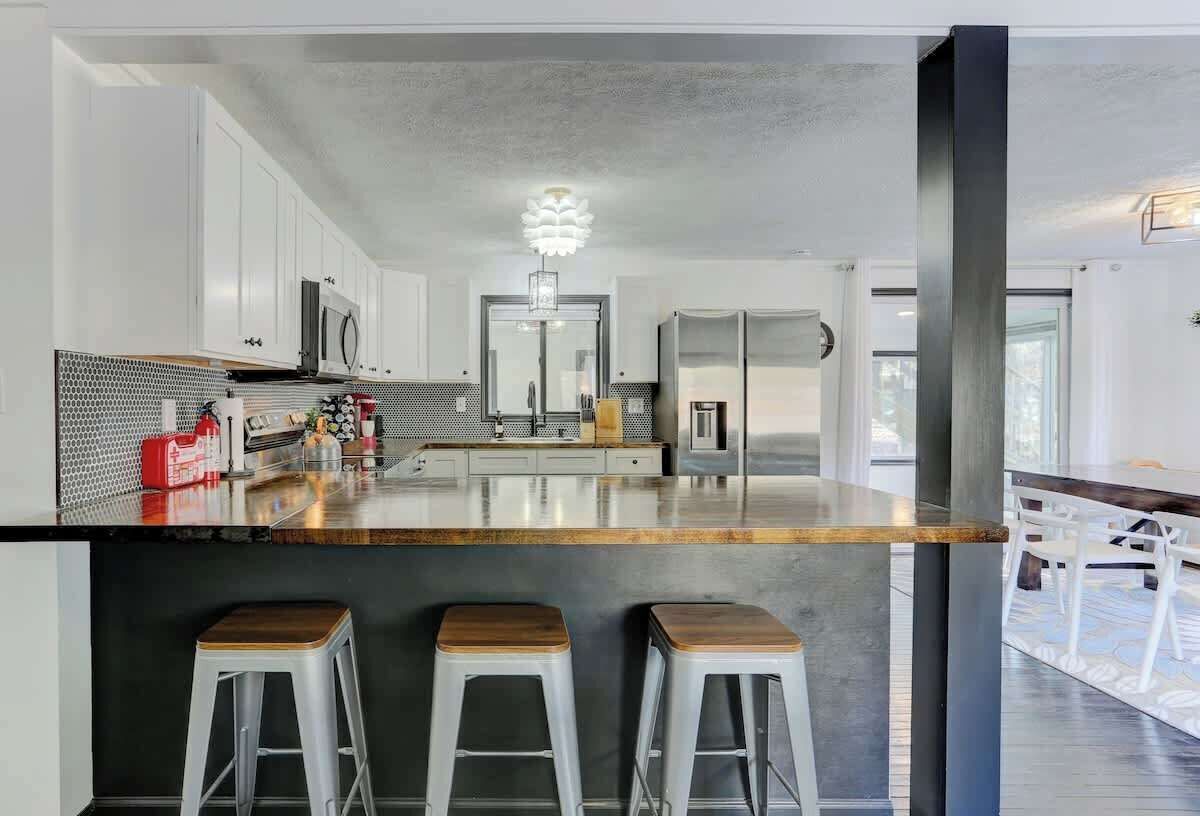 Jääkaappi, mikroaaltouuni, uuni, liesi