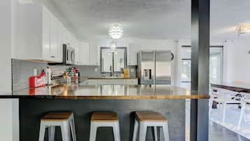 Jääkaappi, mikroaaltouuni, uuni, liesi