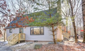 Exterior - Modern 4 Bedroom Home with Sauna and Game Room in Gated Lake Community (East Stroudsburg)