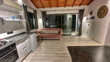 华丽木屋, 1 间卧室, 花园景观 | 起居区 | 33-英寸智能电视(配备卫星频道)