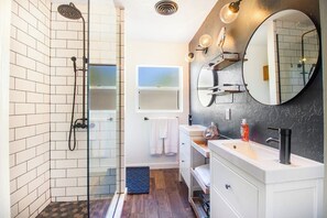 Shower, hair dryer, towels