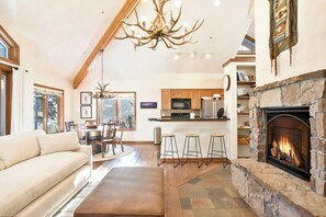 Una Smart TV, una chimenea, libros